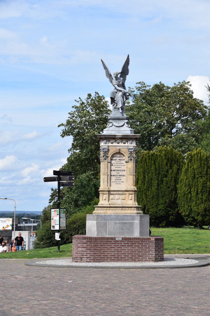 Spoorwegmonument, Monumenten