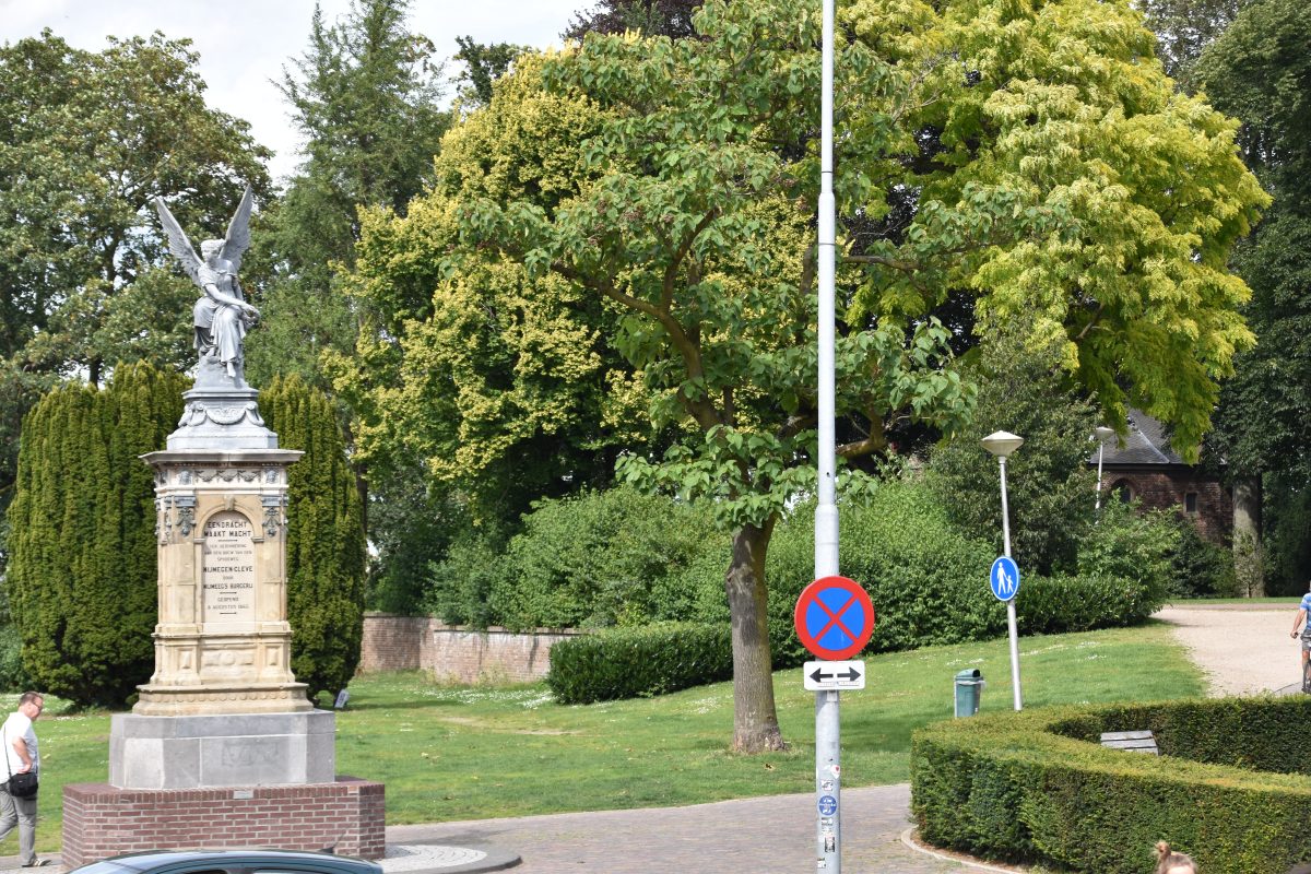 Spoorwegmonument, Monumenten