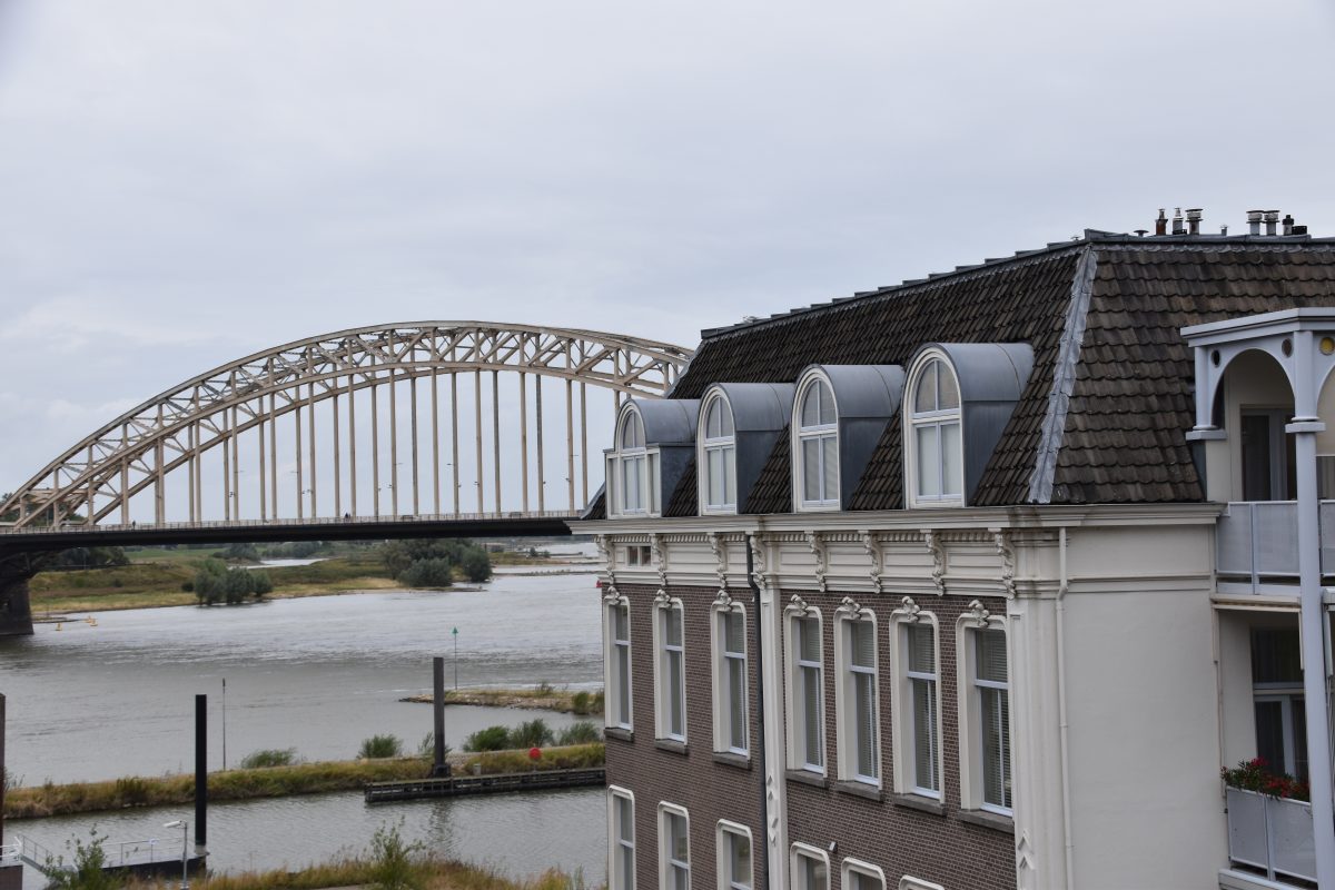 Waalbrug, Bruggen