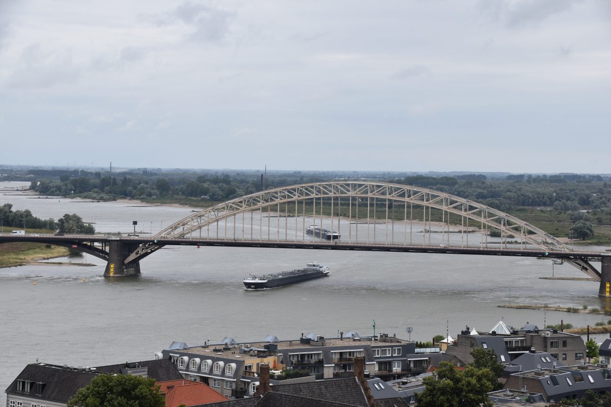 Waalbrug, Bruggen